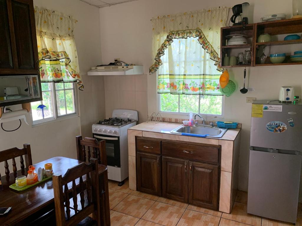 Una cocina o zona de cocina en Linda Vista Cabins