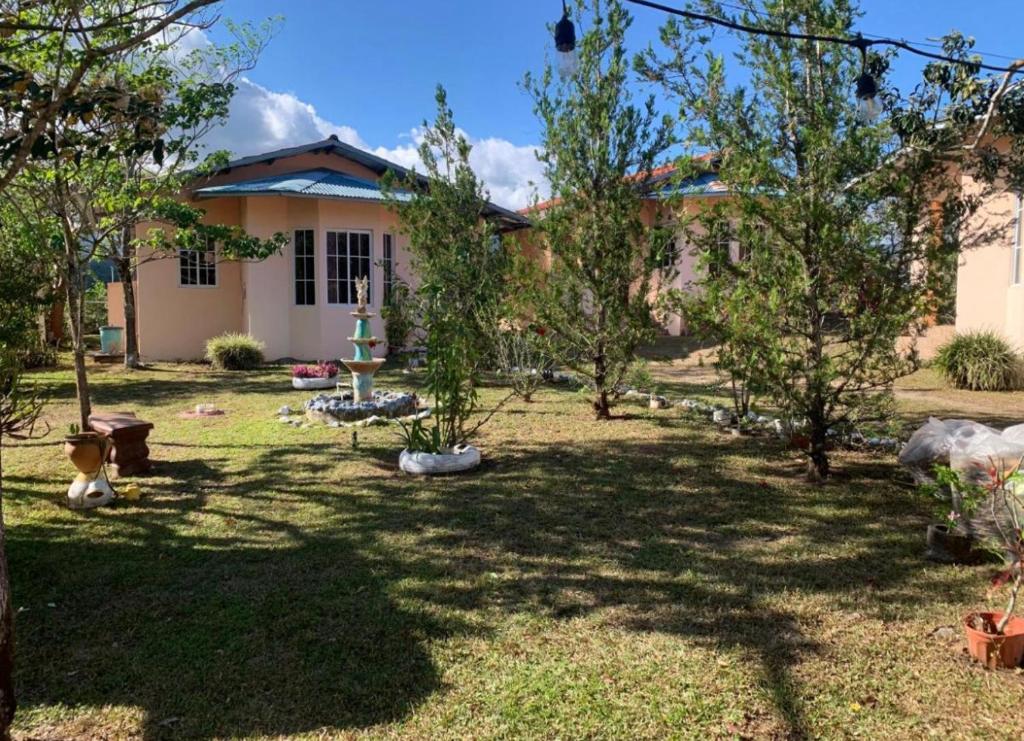 Jardín al aire libre en Linda Vista Cabins