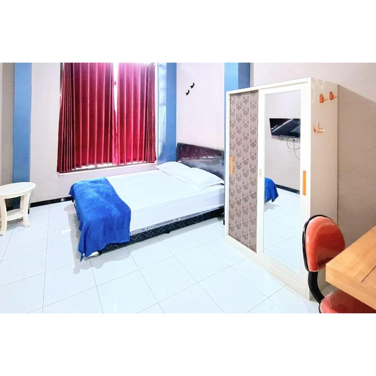 Giường trong phòng chung tại Home Inggil RedPartner