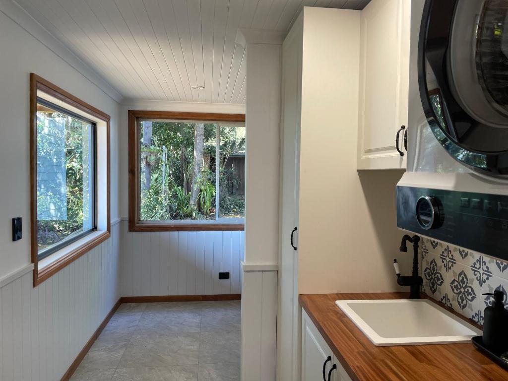 Kuchyň nebo kuchyňský kout v ubytování Barney Views Cottage