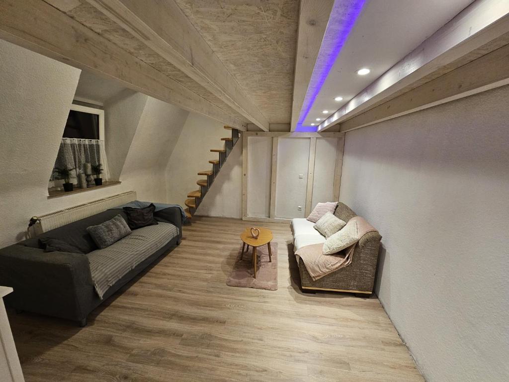 un soggiorno con un divano e un tavolo di Zentral Duisburg 2 a Duisburg