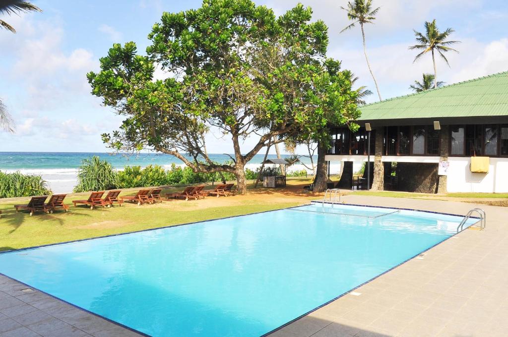 Bazén v ubytování Koggala Beach Hotel nebo v jeho okolí
