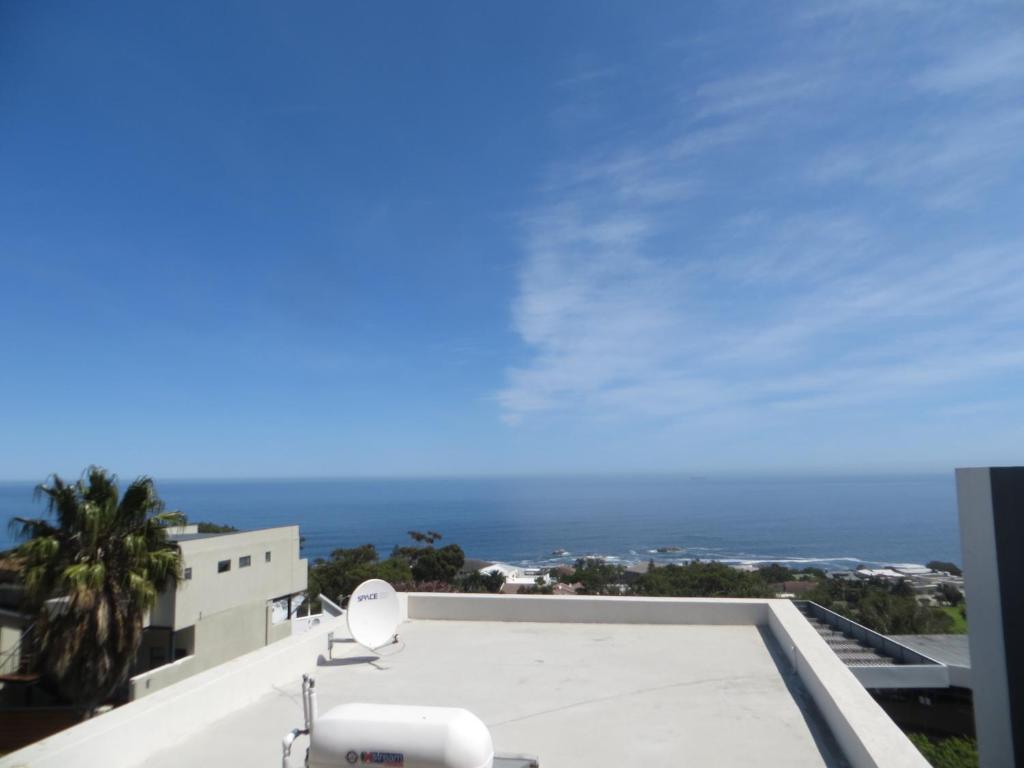 una vista del océano desde el techo de un edificio en Camps Bay Studio Guesthouse - Studio, en Ciudad del Cabo