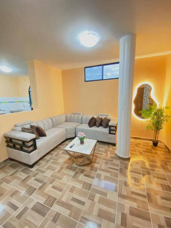 a living room with a couch and a table at Departamento en San Cristóbal a 5 minutos del malecón, con 2 habitaciones, 4 camas, sala de estar, área de comedor, cocina equipada y excelente ubicación - Marysol - Galápagos Home in Puerto Baquerizo Moreno