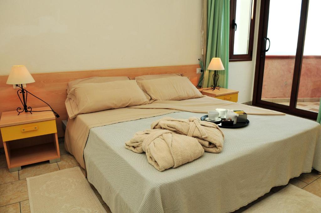 Łóżko lub łóżka w pokoju w obiekcie Hotel Castello Budoni