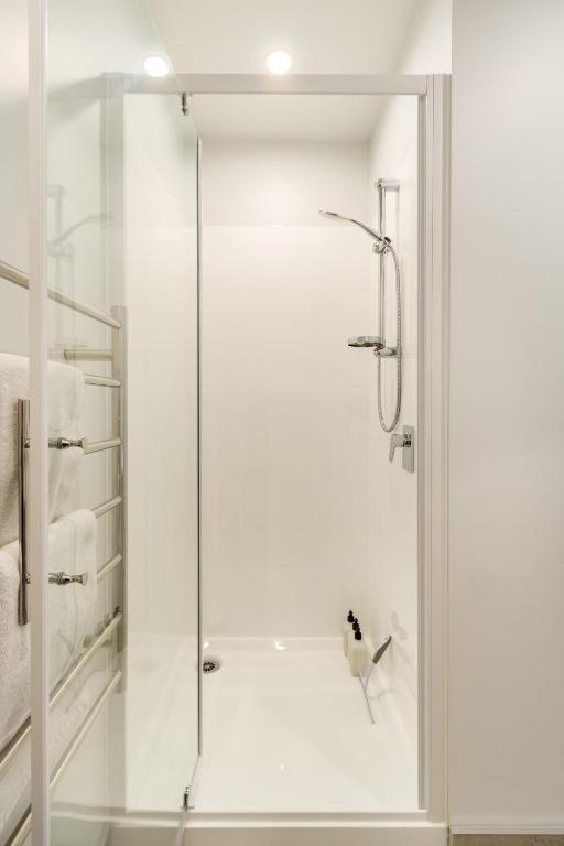 Serene 2 Bed CBD Retreat - Resim 33