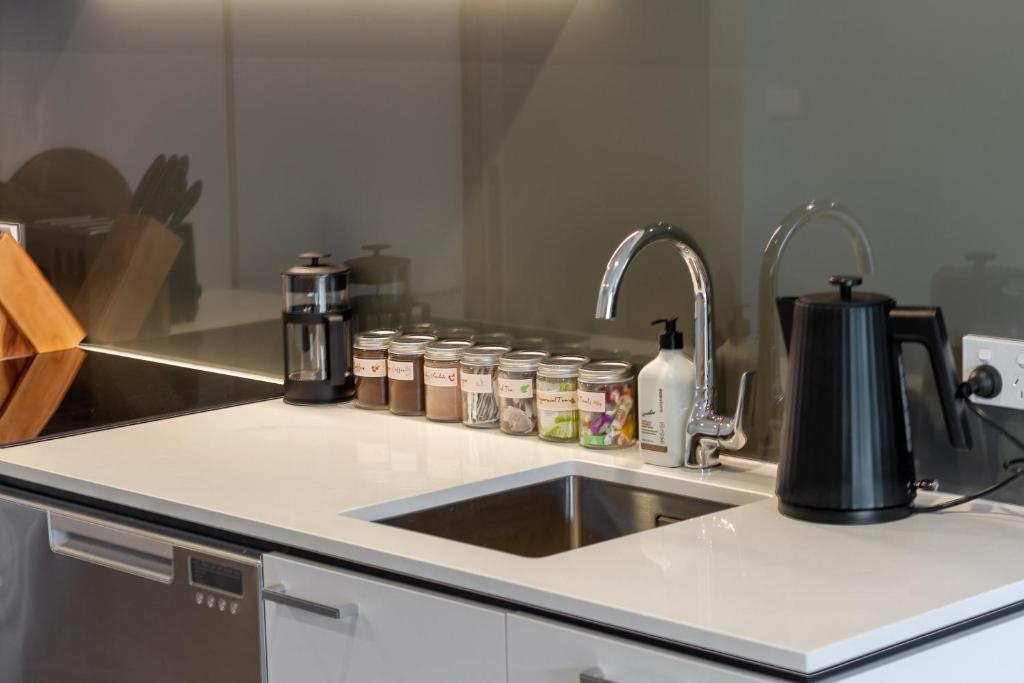 Serene 2 Bed CBD Retreat - Resim 28