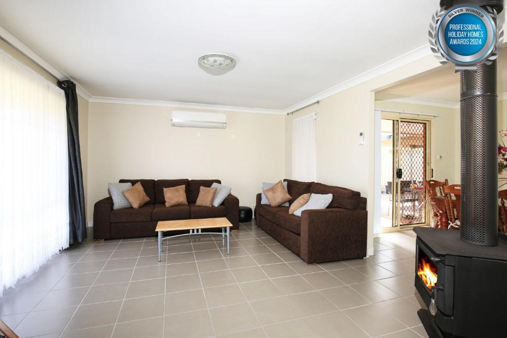 圣殿海岬Kingfisher I Pet Friendly I 10 Min Walk to Beach的客厅配有两张沙发和一个炉灶
