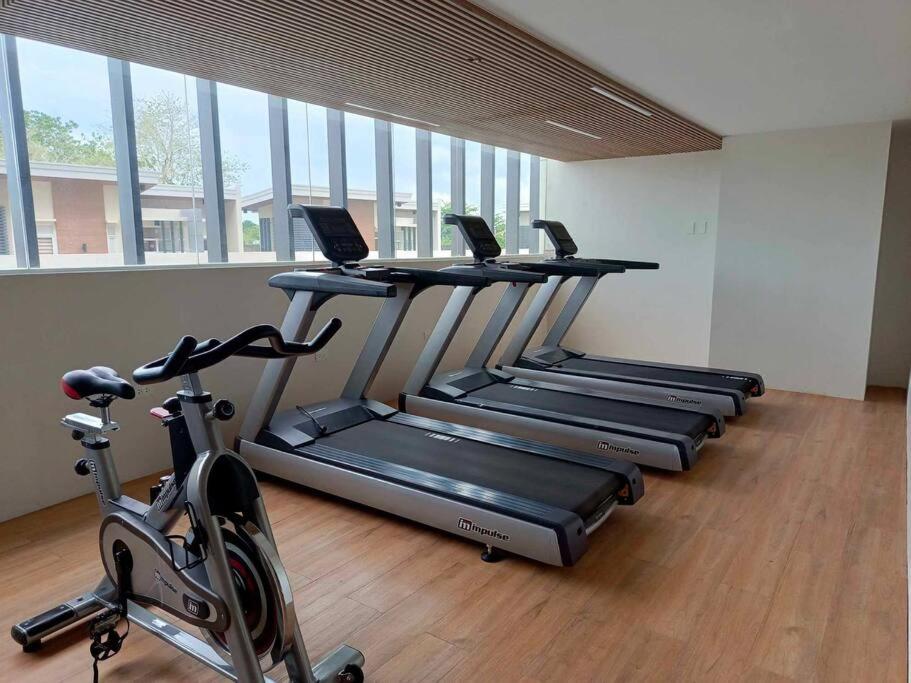 Fitness centrum a/nebo fitness zařízení v ubytování RufiRemy Cozy Hideaway PrimeWorld District Condo