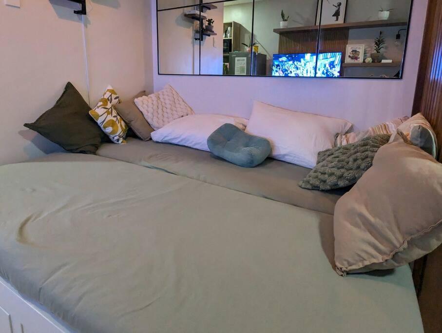 Postel nebo postele na pokoji v ubytování RufiRemy Cozy Hideaway PrimeWorld District Condo