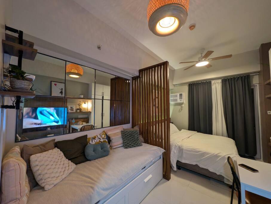 Postel nebo postele na pokoji v ubytování RufiRemy Cozy Hideaway PrimeWorld District Condo