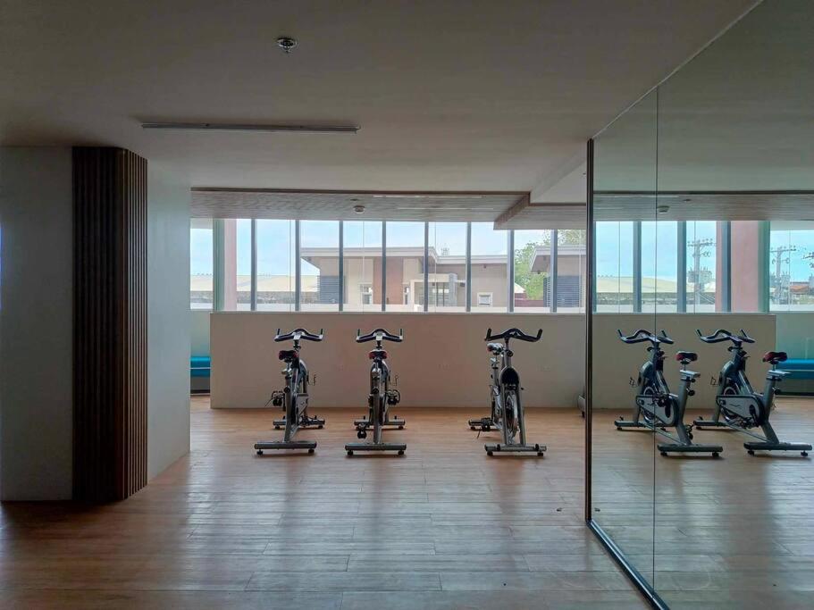 Fitness centrum a/nebo fitness zařízení v ubytování RufiRemy Cozy Hideaway PrimeWorld District Condo