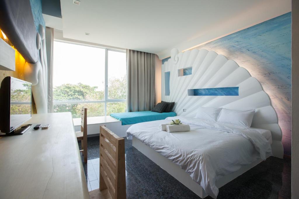 Postel nebo postele na pokoji v ubytování O-Bay Design Hotel Prachuap