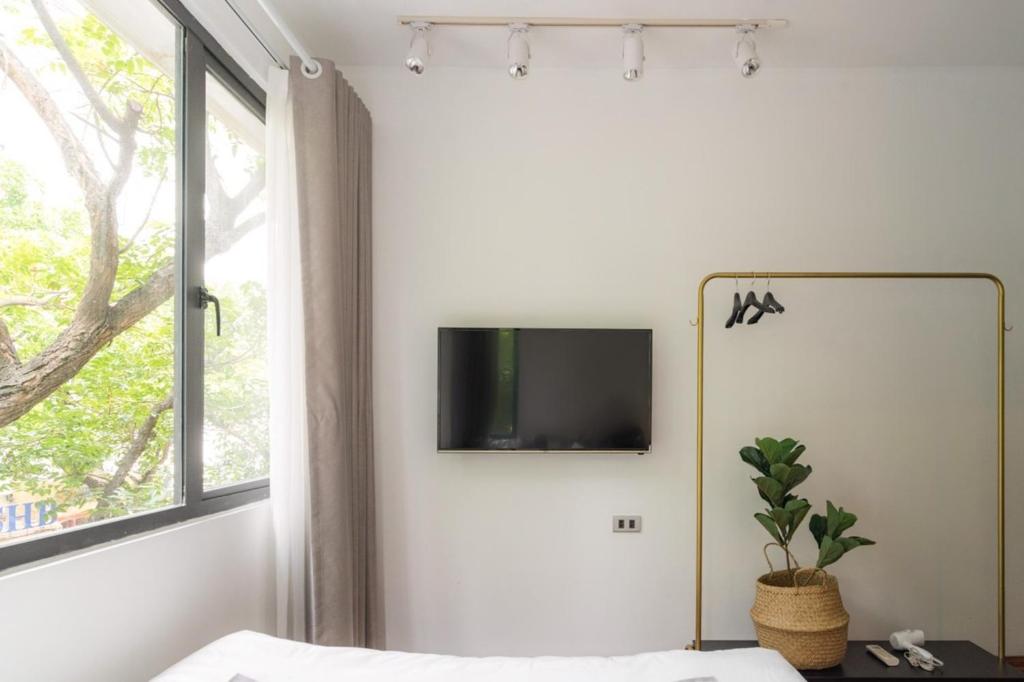 TV a/nebo společenská místnost v ubytování Drumie Home, 50m to Hoan Kiem lake - by Antique