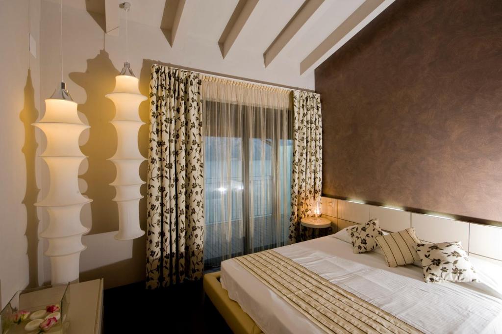 Postel nebo postele na pokoji v ubytování Piccolo Hotel