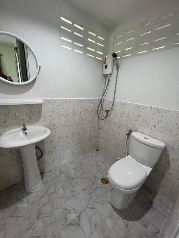 Koupelna v ubytování Pada Guesthouse Khaoyai