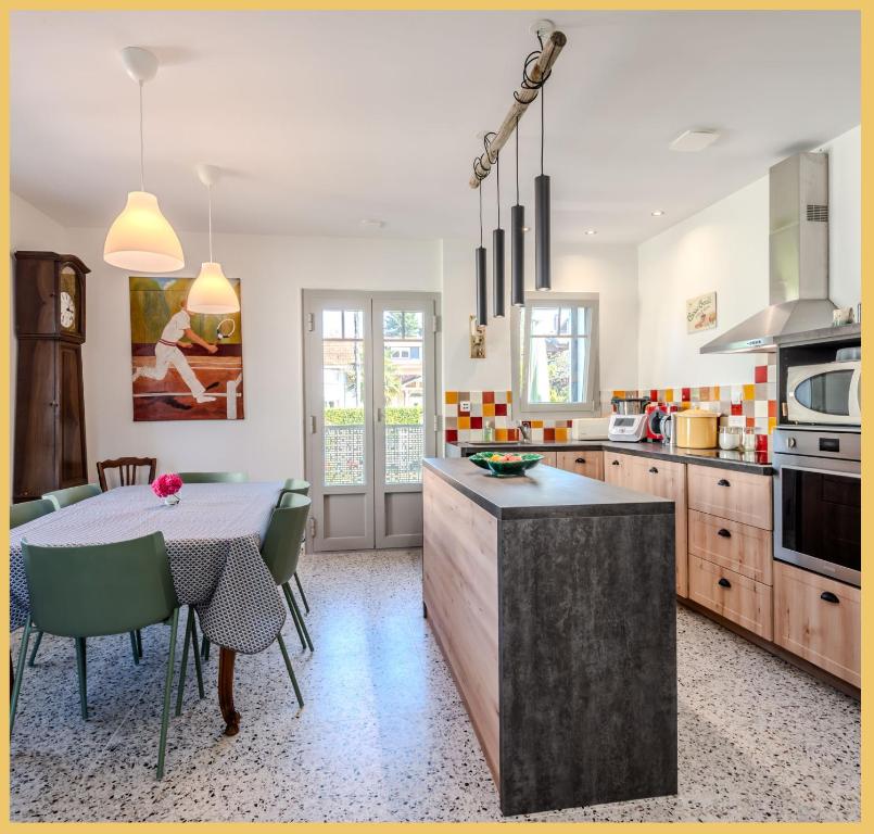 Kuchyň nebo kuchyňský kout v ubytování Chez Drum I Villa T3 I Thonon
