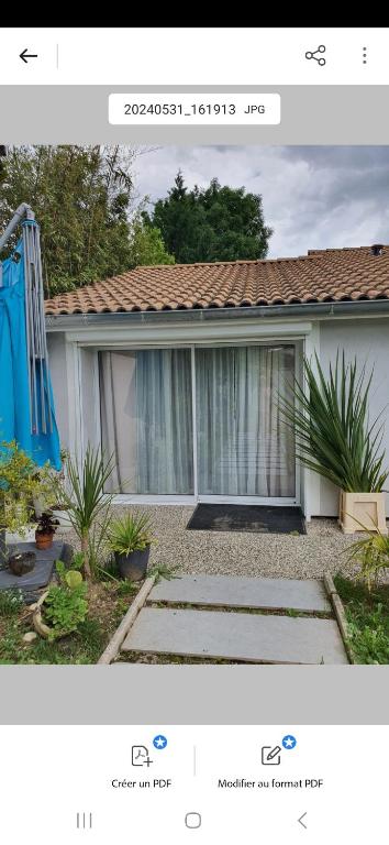 une capture d'écran d'une maison avec une photo d'une maison dans l'établissement Studio, à Bourg-de-Péage