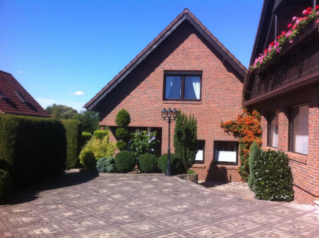 a brick house with a driveway at Ferienhaus am Ternscher See in Selm