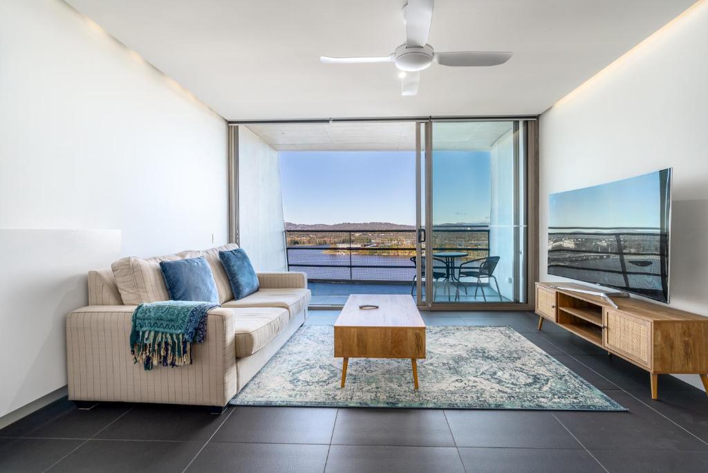 堪培拉Homey 1BR Apt with Dedicated Workspace - Hosted by Canstay的客厅里有一张沙发和一张桌子。