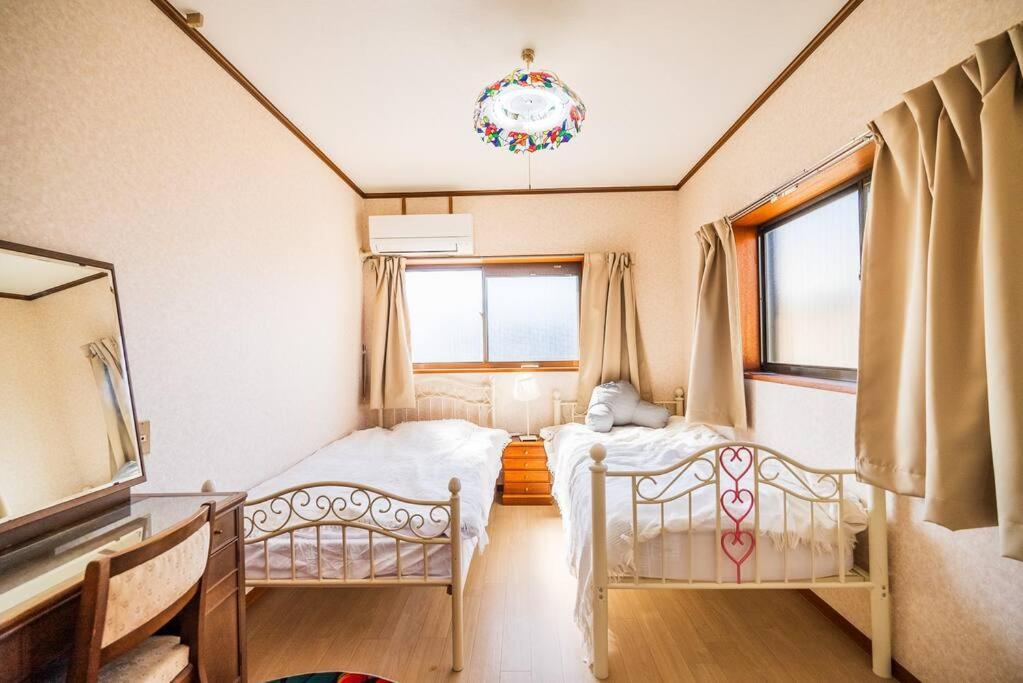 Llit o llits en una habitació de 日式庭院古宅难波直达4房双浴室厕所厨房齐全团队首选可体验和服茶道空中瑜伽交通购物方便bbq可