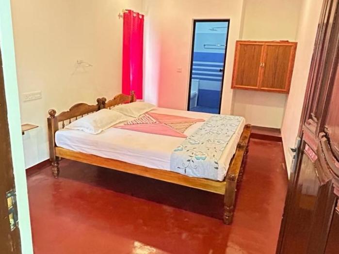 Postel nebo postele na pokoji v ubytování Marari Sabari Home Stay