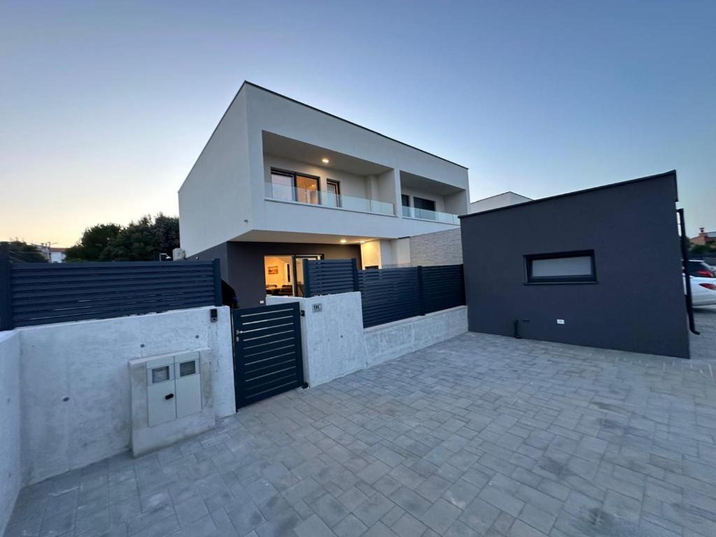 Una casa con un gran camino de entrada al frente. en Luxury Villa with private Pool, en Ližnjan