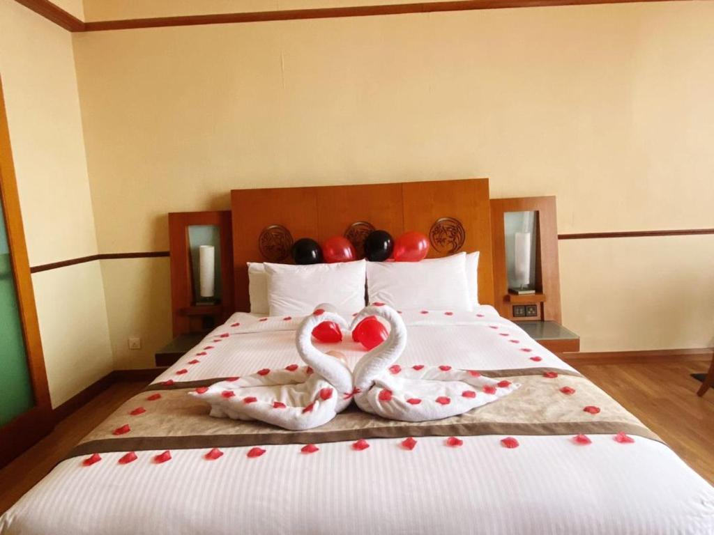 Postel nebo postele na pokoji v ubytování PULSE GRANDE Hotel Putrajaya