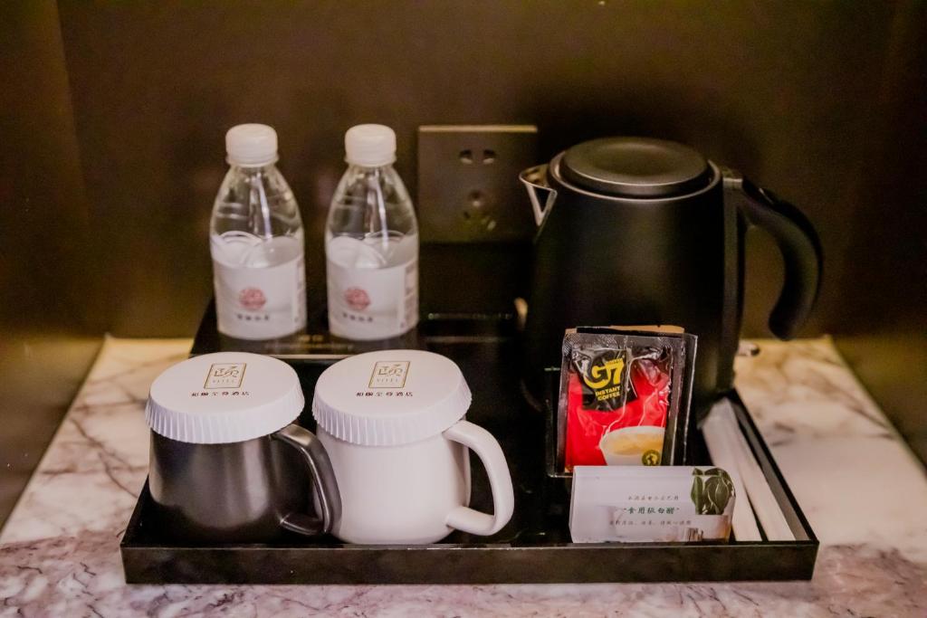 Příslušenství pro přípravu čaje a kávy v ubytování Yitel Premium (Shanghai Nanjing Road Pedestrian Street)