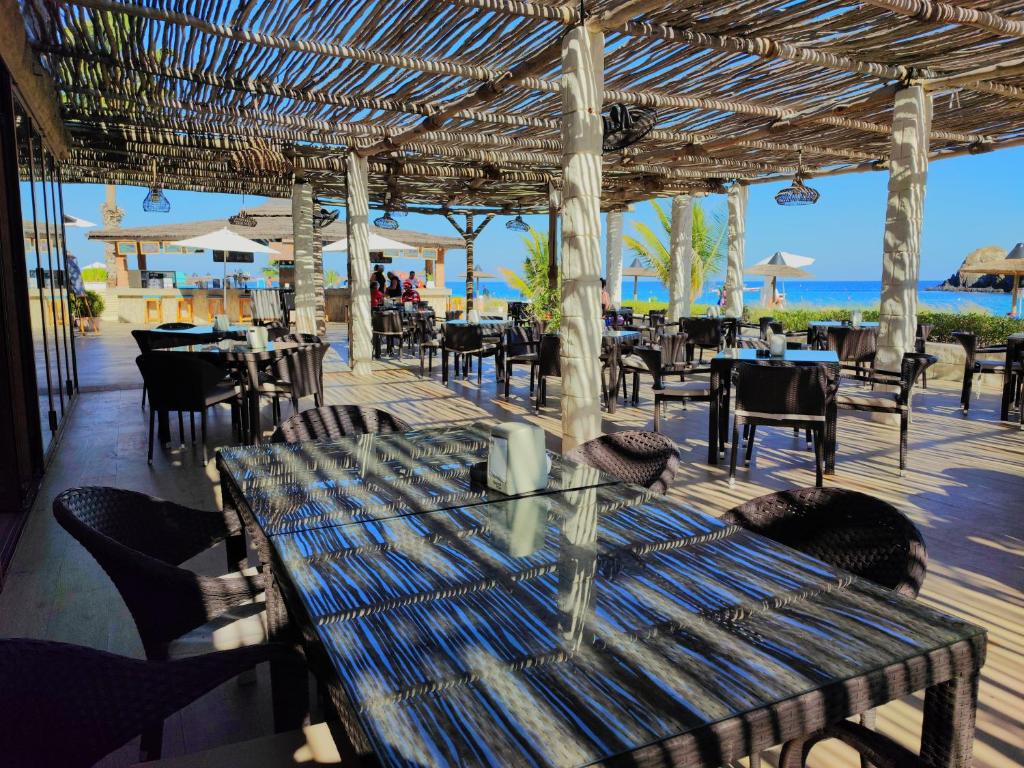 Restaurace v ubytování Sandy Beach Hotel & Resort