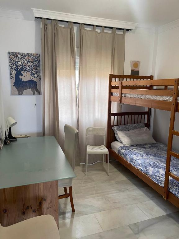 Postel nebo postele na pokoji v ubytování Sunny Coast Marbella Room habitación in shared apartment 2 swimming pools with private bath
