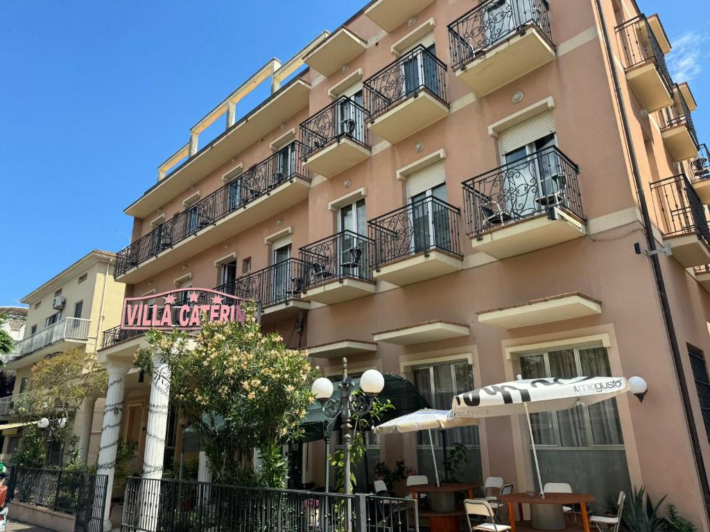 budynek z napisem na boku w obiekcie Hotel Villa Caterina w Rimini