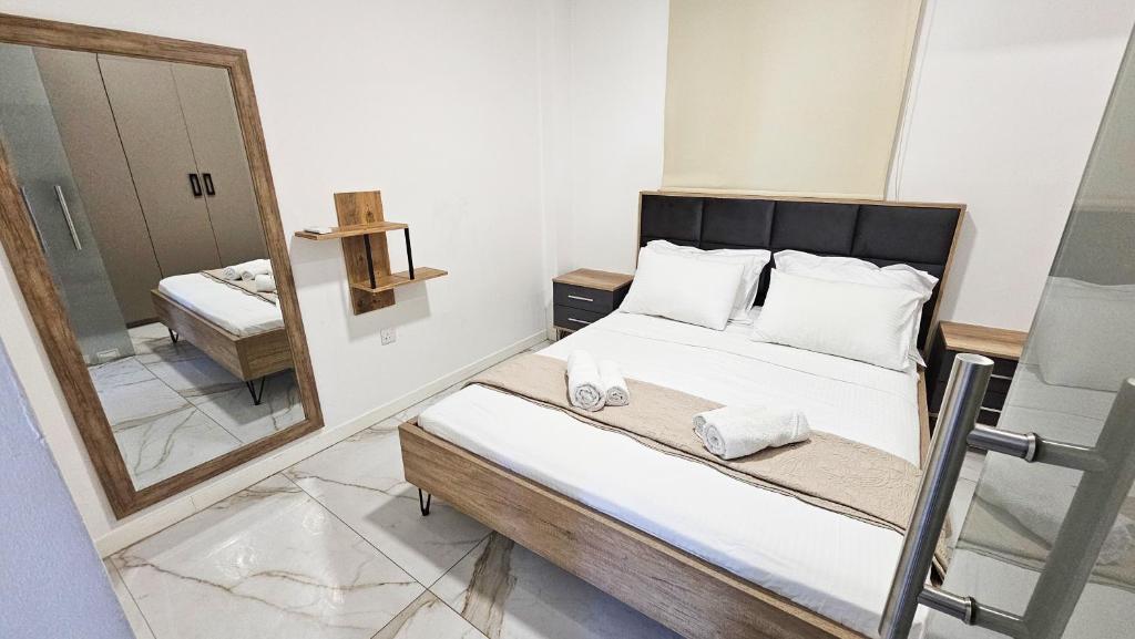 Кровать или кровати в номере Mimi's Sunny Beach Apartment