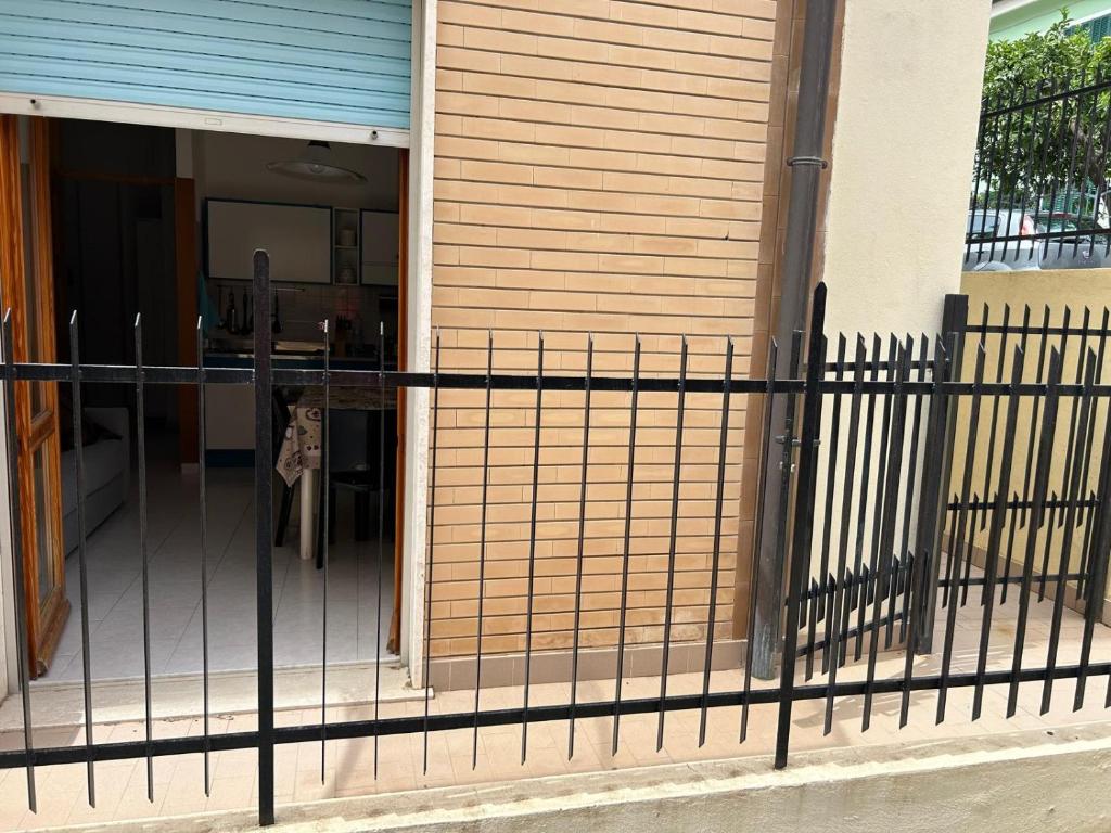 una recinzione nera di fronte a un edificio di Casa Löa a Loano