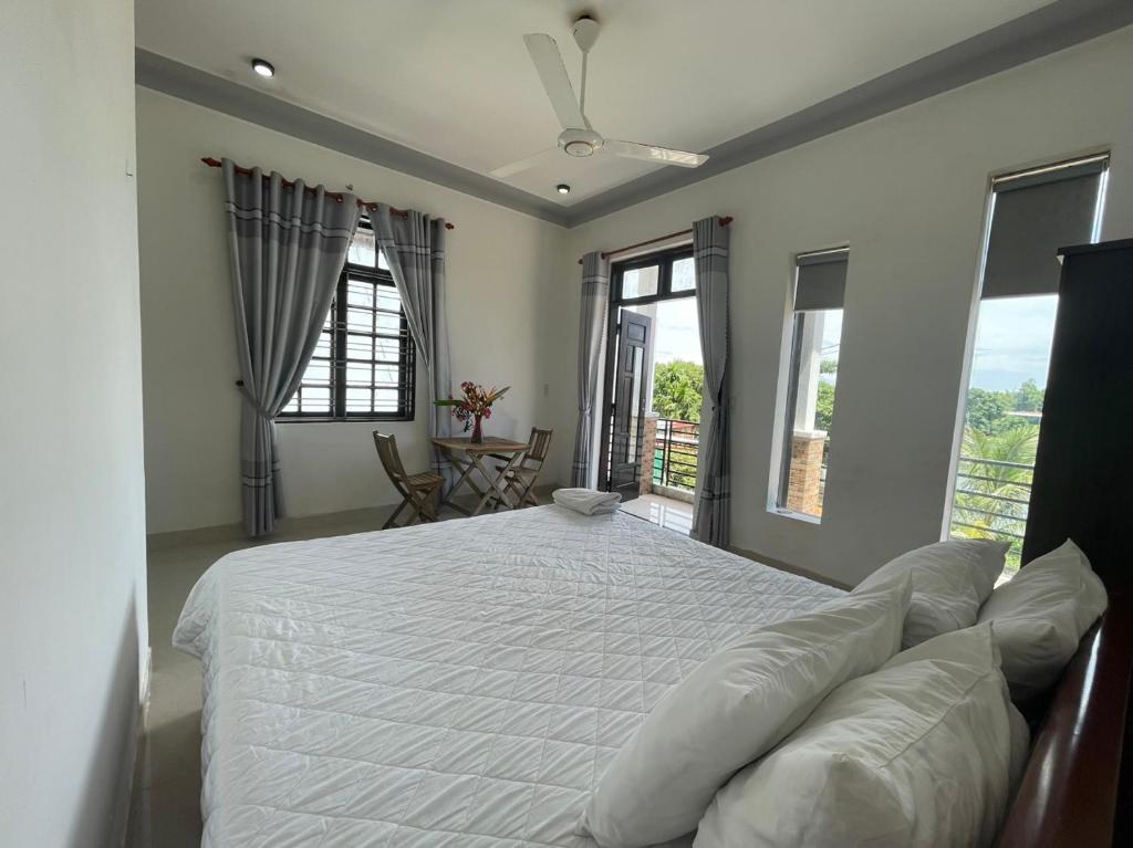Postel nebo postele na pokoji v ubytování Hoi An Corn Riverside Villa