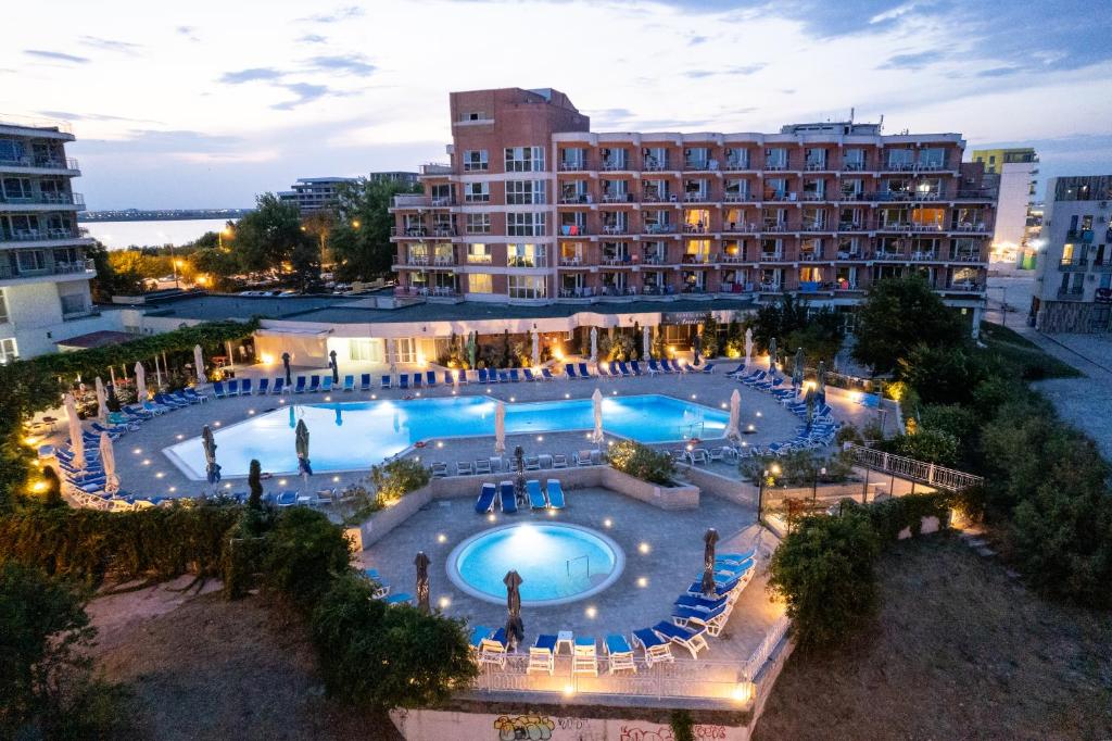 Bazén v ubytování Hotel Amiral nebo v jeho okolí