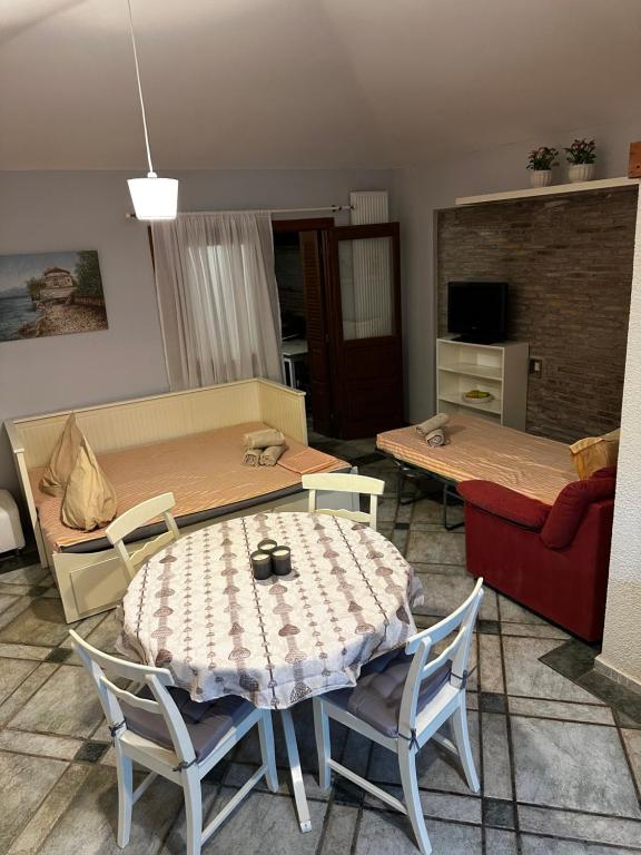 TV a/nebo společenská místnost v ubytování APIJA Studio
