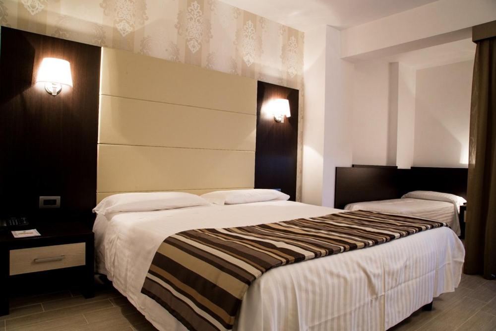 Postel nebo postele na pokoji v ubytování Hotel Pineta Palace