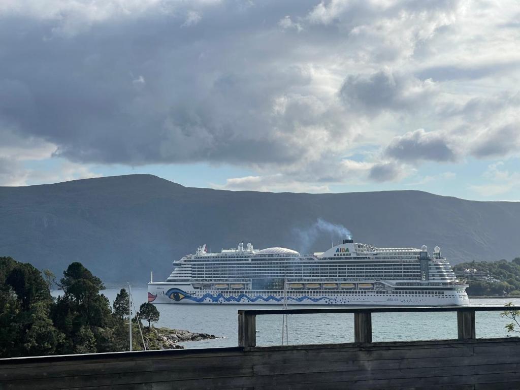 Fjord view apartment in Ålesund with free parking photo