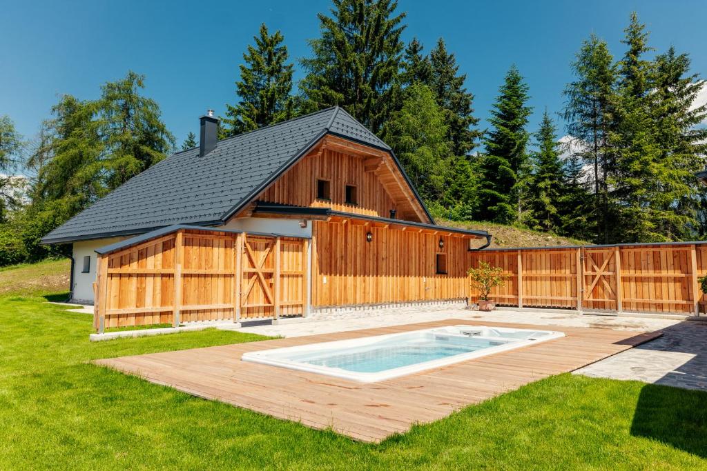 Bassein majutusasutuses ALMCHALET Rubin või selle lähedal