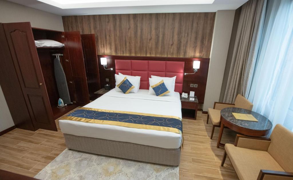 Postel nebo postele na pokoji v ubytování Ramee Guestline Hotel