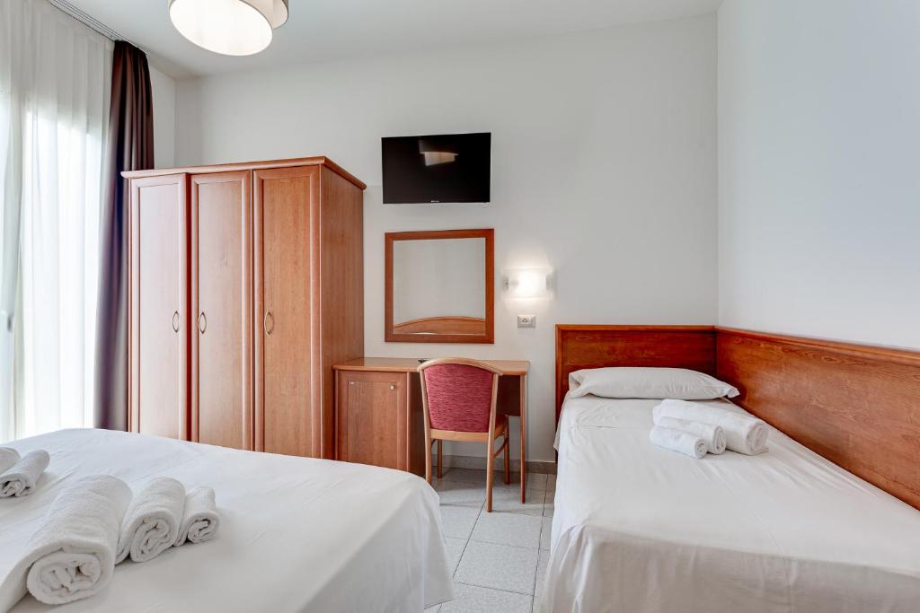 A bed or beds in a room at Hotel Schiller