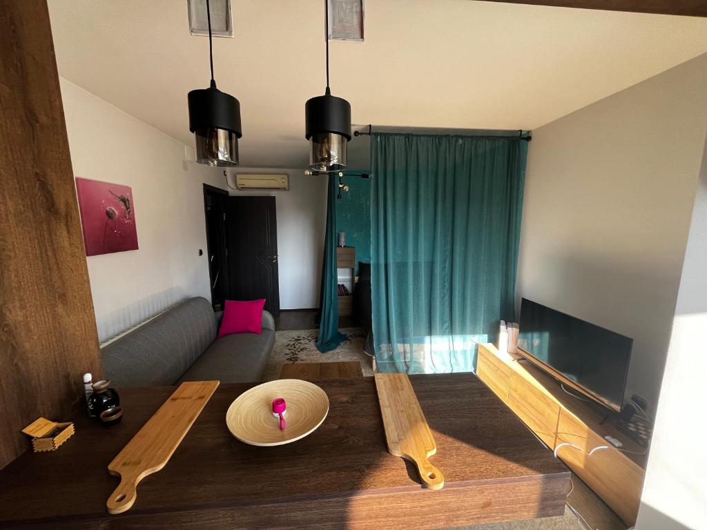 un soggiorno con un tavolo e un divano di Colibri Studio a Skopje
