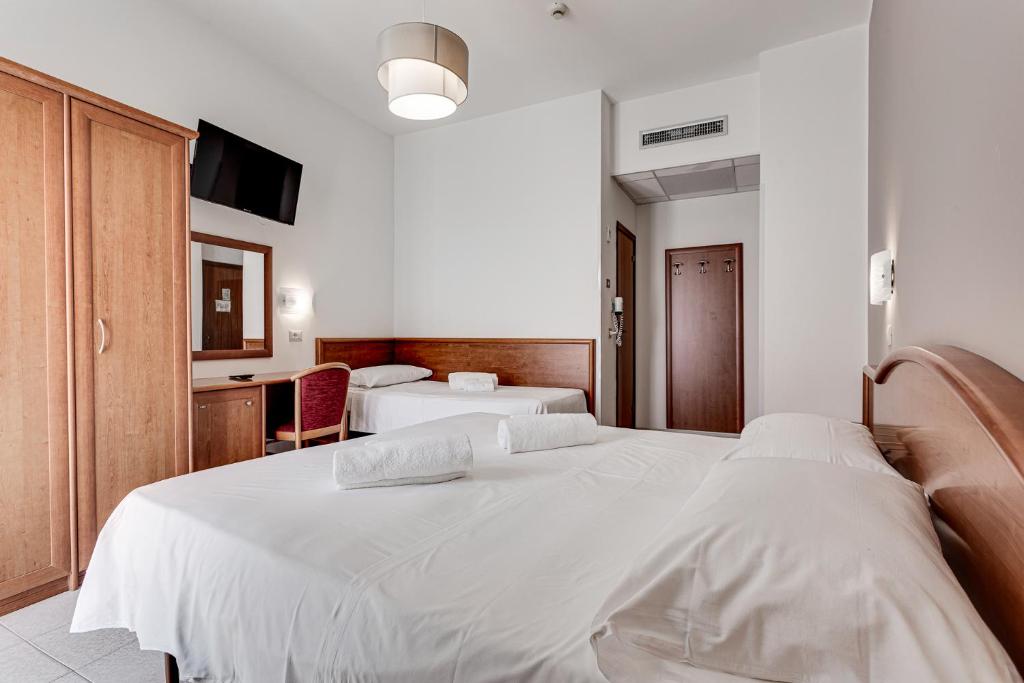 A bed or beds in a room at Hotel Schiller