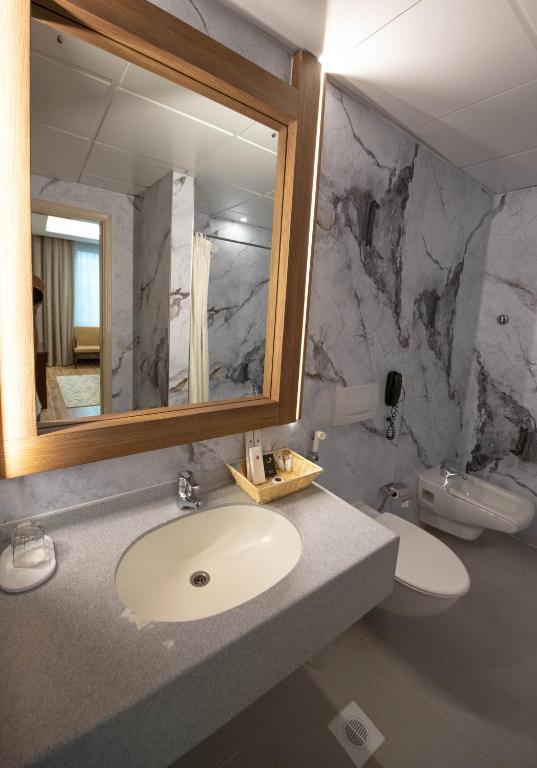 Koupelna v ubytování Ramee Guestline Hotel