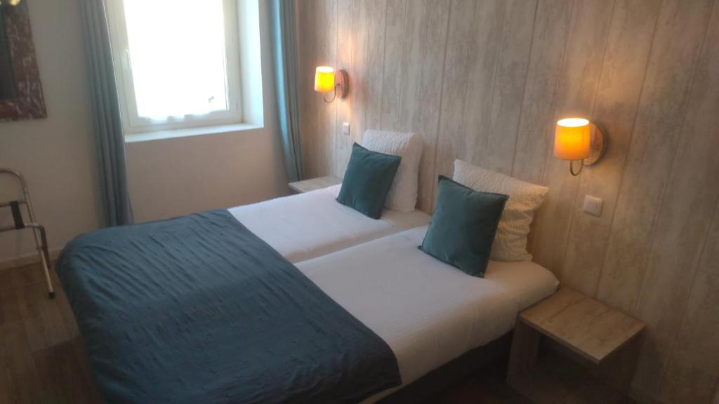 Postel nebo postele na pokoji v ubytování Logis Hôtel La Clé Des Songes
