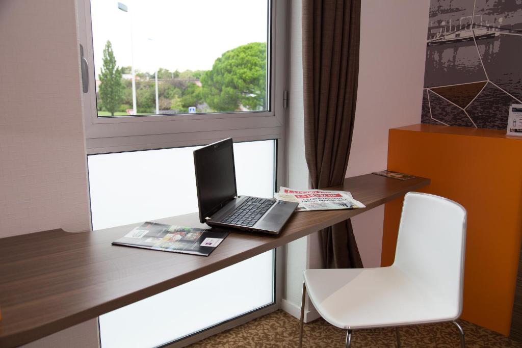 Sjónvarps- og/eða afþreyingartæki á Brit Hotel Toulouse Colomiers – L’Esplanade