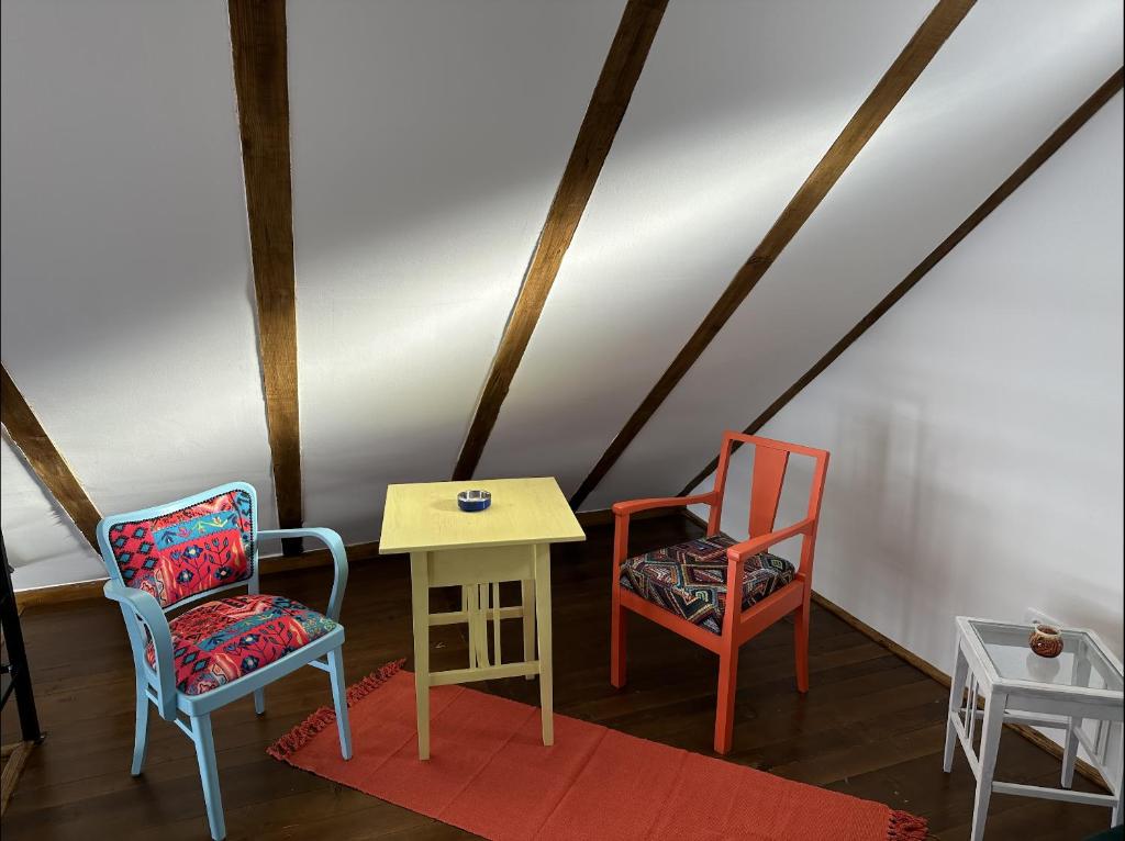 Habitación con 2 sillas, mesa y mesa. en Planinski beg, Tara, Sekulići, en Sekulić 