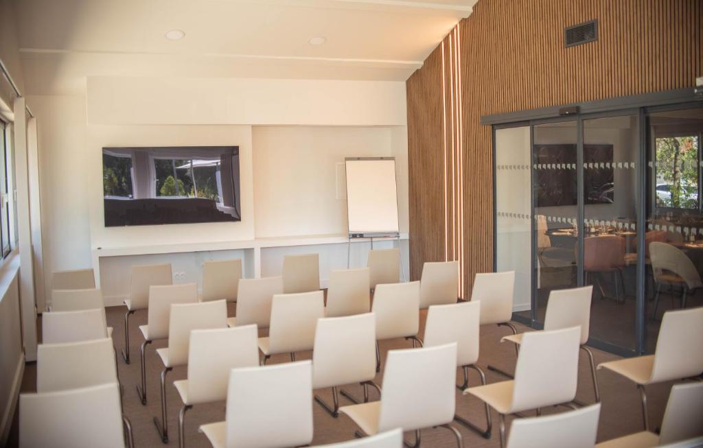 TV a/nebo společenská místnost v ubytování Hotel du Parc Euromédecine by AKENA