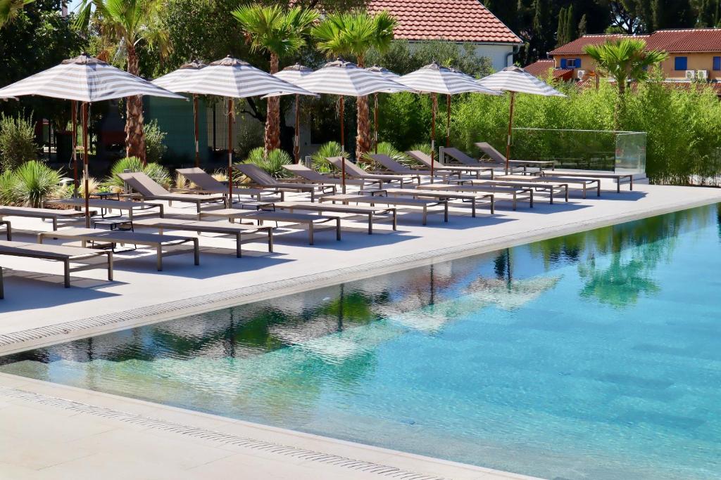 Bazén v ubytování Molum Hotel & Residences nebo v jeho okolí